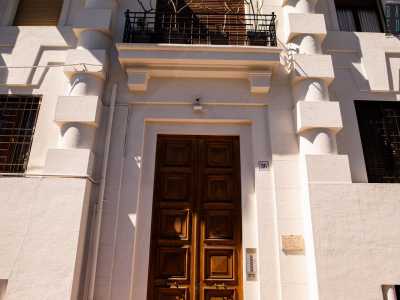 Non ci resta ora che visitare l�interno grazie alla disponibilit� di uno dei condom�ni che ci accoglie all�ingresso di via Signorile. Entriamo cos� dal grande portone... 
